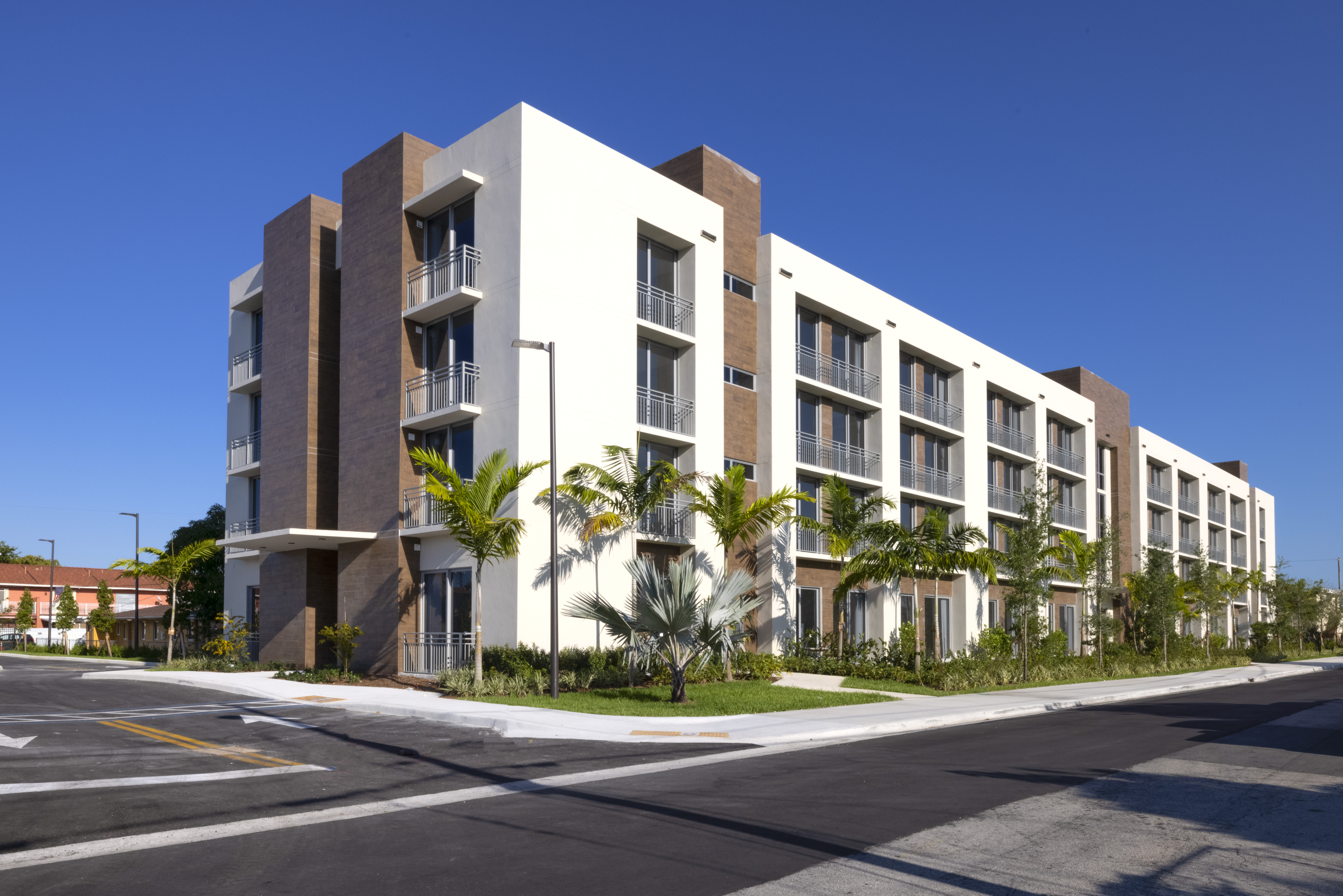 洋書 PISOS PILOTO-MODEL APARTMENTS PISOS PILOTO / MODEL APARTMENTS (SIN COLECCION) : Galfetti